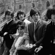 17 agosto 1964: obbligatoria la cuffia in piscina con il caschetto alla Beatles