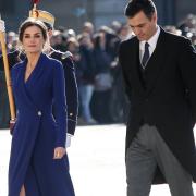 Letizia di Spagna sceglie il classic blu. Una lezione di stile davvero regale