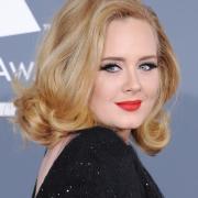 Adele torna a farsi vedere dopo la drastica dieta. E ricorda le vittime della Grenfell Tower