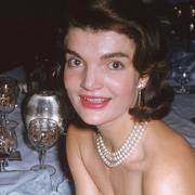 Jackie Kennedy: la sua lezione di stile al mare è un esempio anche oggi
