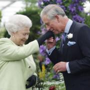 La Regina Elisabetta abdica in favore del  Principe Carlo
