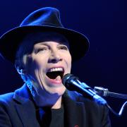 Annie Lennox ci rivela i suoi modi gioiosi per mantenere la calma e la serenità