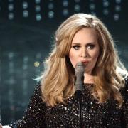 Adele incoraggia i fan con videochiamate personali