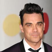 Robbie Williams espone i suoi quadri