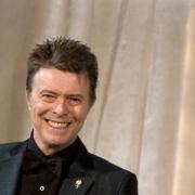 David Bowie: la figlia Lexie canta Starman e Life on Mars. Il video