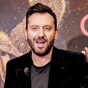 Cesare Cremonini al lavoro nel nuovo studio: le foto e i video