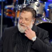 Russell Crowe prende in giro Travolta per il ballo del qua qua