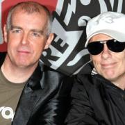 I Pet Shop Boys eseguono All The Young Dudes di David Bowie. Il video 