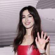 Anne Hathaway incastrata nell'abito Versace chiede aiuto. E Donatella accorre. Il video