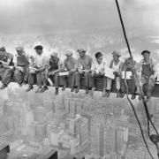 A Manhattan tutti sulla trave sospesa nel cielo: il video