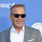Kevin Costner sul set con il figlio Hayes: il video