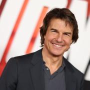 Tom Cruise scala la celebre scritta di Hollywood: la foto