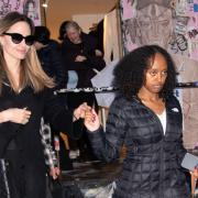 Angelina Jolie adesso ha aperto anche un bar: il video