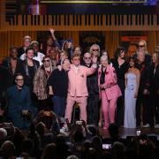 Elton John: Joni Mitchell e Annie Lennox eseguono una splendida versione di I'm Still Standing. Il video