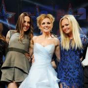 Victoria Beckham canta con le Spice Girls per i suoi 50 anni: il video