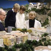 La Principessa Charlène con la famiglia all'inaugurazione del mini Principato ad Amburgo