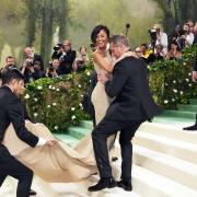 Met Gala: l'abito di sabbia è troppo stretto. E Tyla è trasportata per le scale. Il video