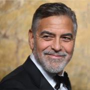 George Clooney: la festa di compleanno sul set in Italia. Il video