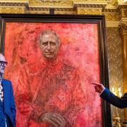 Re Carlo: il nuovo ritratto scatena polemiche