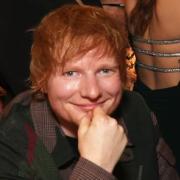 Ed Sheeran: la bellissima sorpresa in una scuola elementare. Le foto