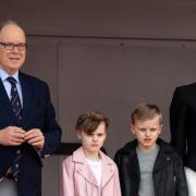 I gemellini Jacques e Gabriella all'Eliseo con mamma Charlene