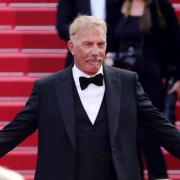 Kevin Costner commosso per gli applausi al Festival di Cannes. Le foto con i 5 figli