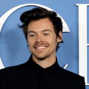 Harry Styles a Roma, tra gite in bicicletta e negozi di casalinghi. Le foto
