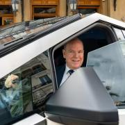 Top Marques: le bellissime immagini del Principe Alberto alla guida di un veicolo futuristico