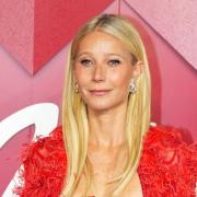 Gwyneth Paltrow pubblica una foto della figlia Apple. E piovono le critiche