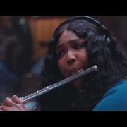 La pantera rosa: Lizzo esegue il brano con sir James Galway. Il video