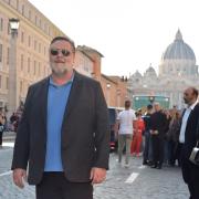Russell Crowe canta Sarà perché ti amo dei Ricchi e Poveri: il video