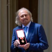 26 giugno 2018:  Barry Gibb nominato cavaliere dal Principe Carlo