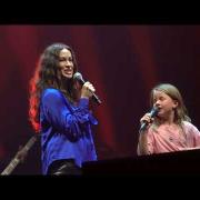 Alanis Morissette canta Ironic con la figlia. Il video