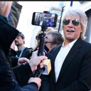 Anche Jon Bon Jovi in Sardegna con il figlio e Millie Bobby Brown: le foto