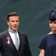 David e Victoria Beckham festeggiano i 25 anni di matrimonio indossando l'abito delle nozze: le foto