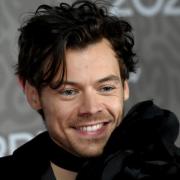Harry Styles al supermercato di Orbetello. E si parla di un amore italiano: le foto