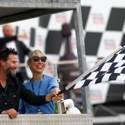 Keanu Reeves felice con la fidanzata al MotoGP  