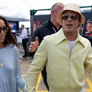Brad Pitt felice mano nella mano con la fidanzata: le foto
