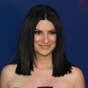 Laura Pausini fa karaoke in auto con le amiche: il video