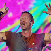Coldplay: Chris Martin suona il nuovo singolo per strada a Dublino. Il video