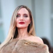 Angelina Jolie commossa riceve l'abbraccio di Pierfrancesco Favino: il video