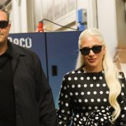 Lady Gaga arriva a Venezia, tra baci e pois: il video