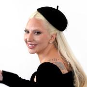 Lady Gaga al Louvre con una parrucca rossa: le foto