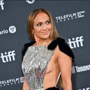 Jennifer Lopez mozzafiato sul red carpet senza Ben Affleck: il video