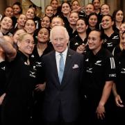 Re Carlo infrange il protocollo e abbraccia la squadra di rugby della Nuova Zelanda: il bellissimo video