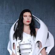 Lady Gaga finalmente ribatte alle voci secondo cui sarebbe un uomo