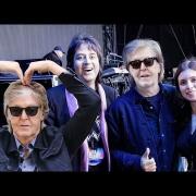Paul McCartney celebra il fidanzamento di una coppia durante il suo show
