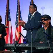 Stevie Wonder canta per il compleanno di Kamala Harris