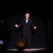 Paola Cortellesi e Laura Pausini rendono omaggio a Giorgio Armani a New York: il video