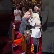 Adele si veste come Meryl Streep nel film La morte ti fa bella. E scopre l'attrice tra il pubblico. Il video